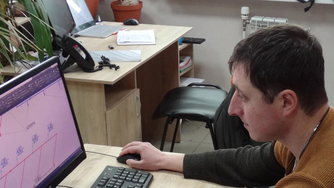 Інженер VENTALL працює над схемою вентиляційної системи за комп’ютером на етапі проєктування.