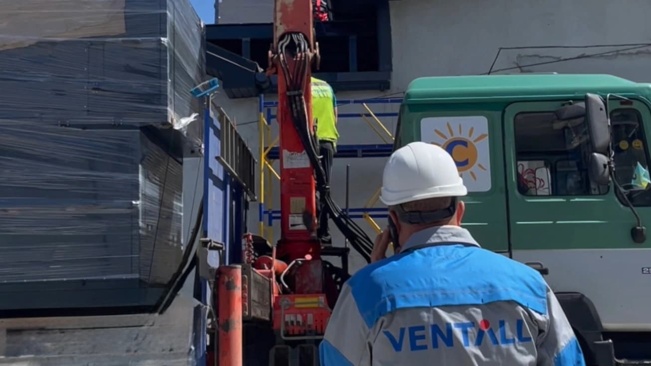 Представник VENTALL на об’єкті під час нагляду за реалізацією інженерного рішення.