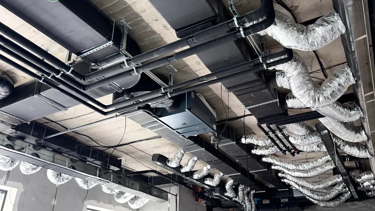 Центральний вузол вентиляції з ізольованими каналами та магістралями, змонтований у підстельовому просторі будинку.