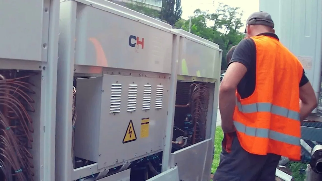 Процес заміни старого чиллера на новий тепловий насос Cooper&Hunter у супермаркеті Varus.