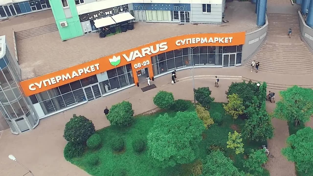 Спеціаліст Ventall виконує пусконалагодження промислового чиллера Cooper&Hunter на об'єкті Varus у Києві.