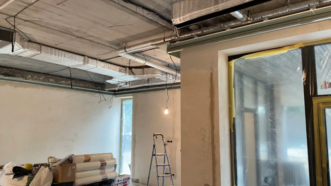 Зовнішній блок мультиспліт-системи Daikin, встановлений на кронштейнах на фасаді будівлі.