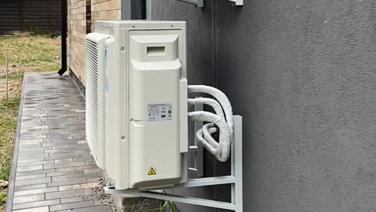 Прихована система повітророзподілу в коридорі котеджу (КМ Золоті Ворота) з використанням щілинних дифузорів від Ventall.