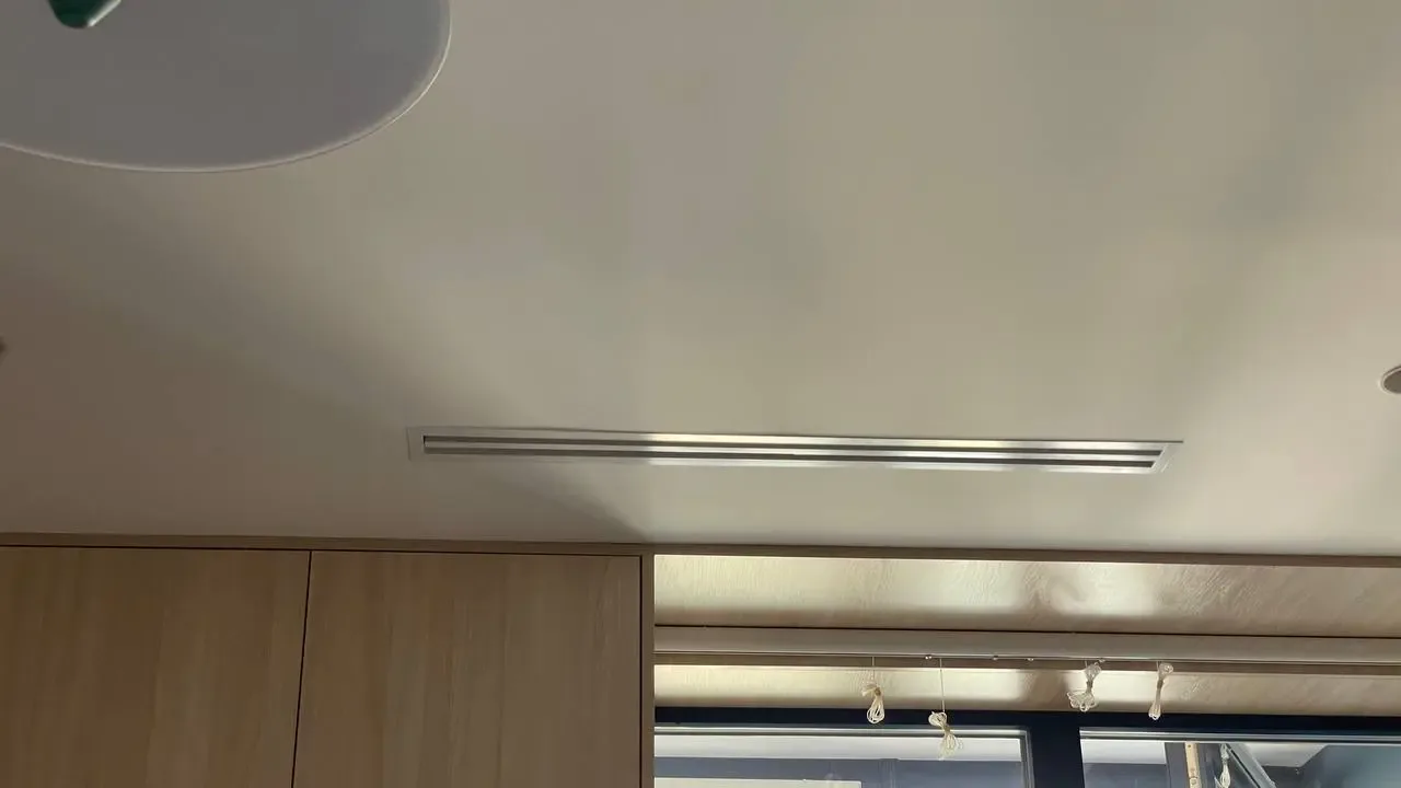 Прихований ревізійний люк у стелі для доступу до системи вентиляції та зволоження в квартирі (Київ).