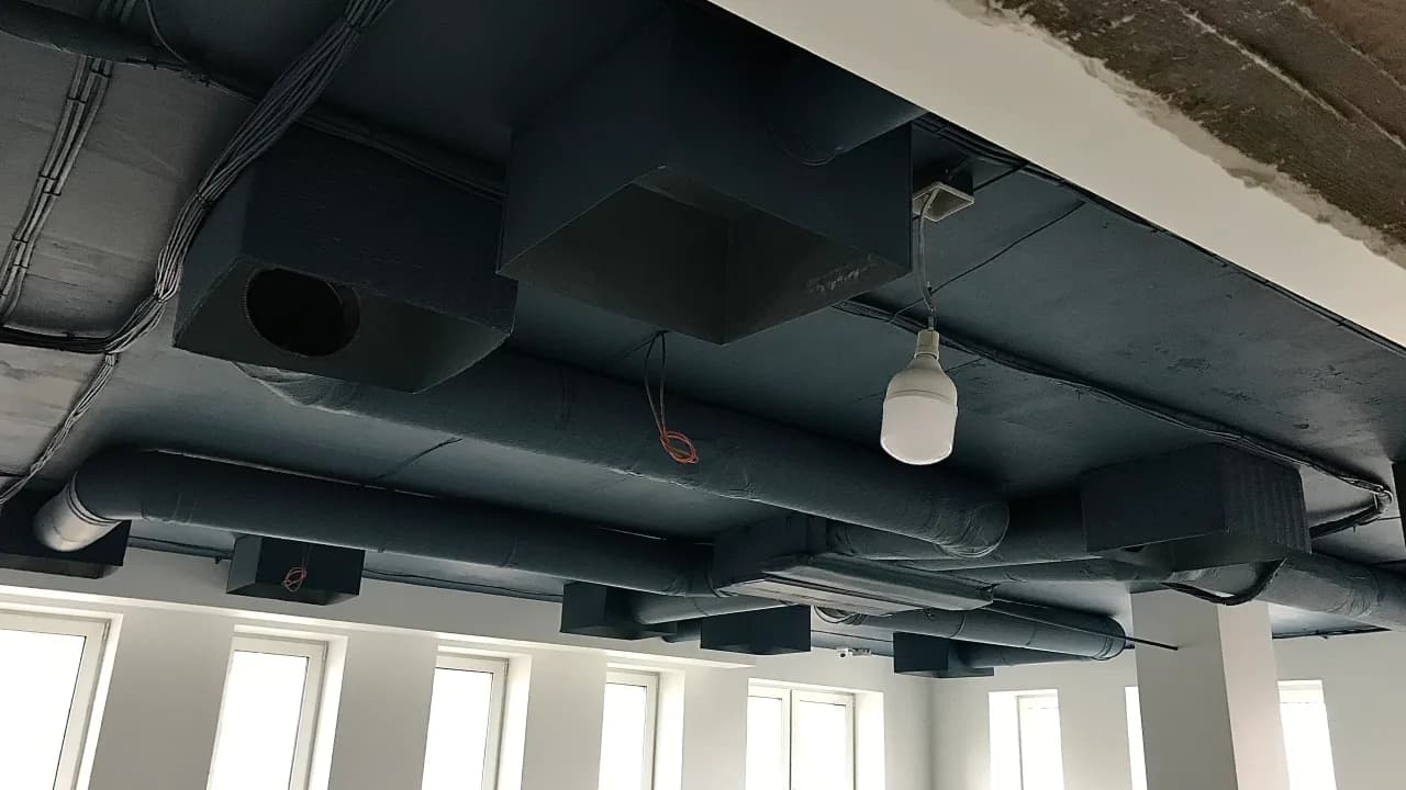 Вентиляційні канали та стельові дифузори в офісному приміщенні «Овочевий край».