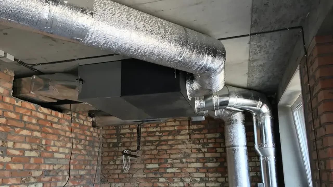 Процес монтажу магістральних повітропроводів та адаптерів під дифузори в офісі «Овочевий край».