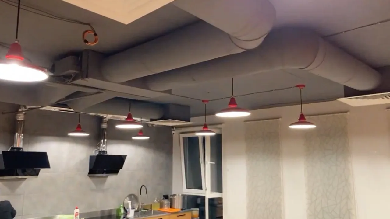 Прокладання повітропроводів та фреонових трас для системи кондиціювання в офісі.