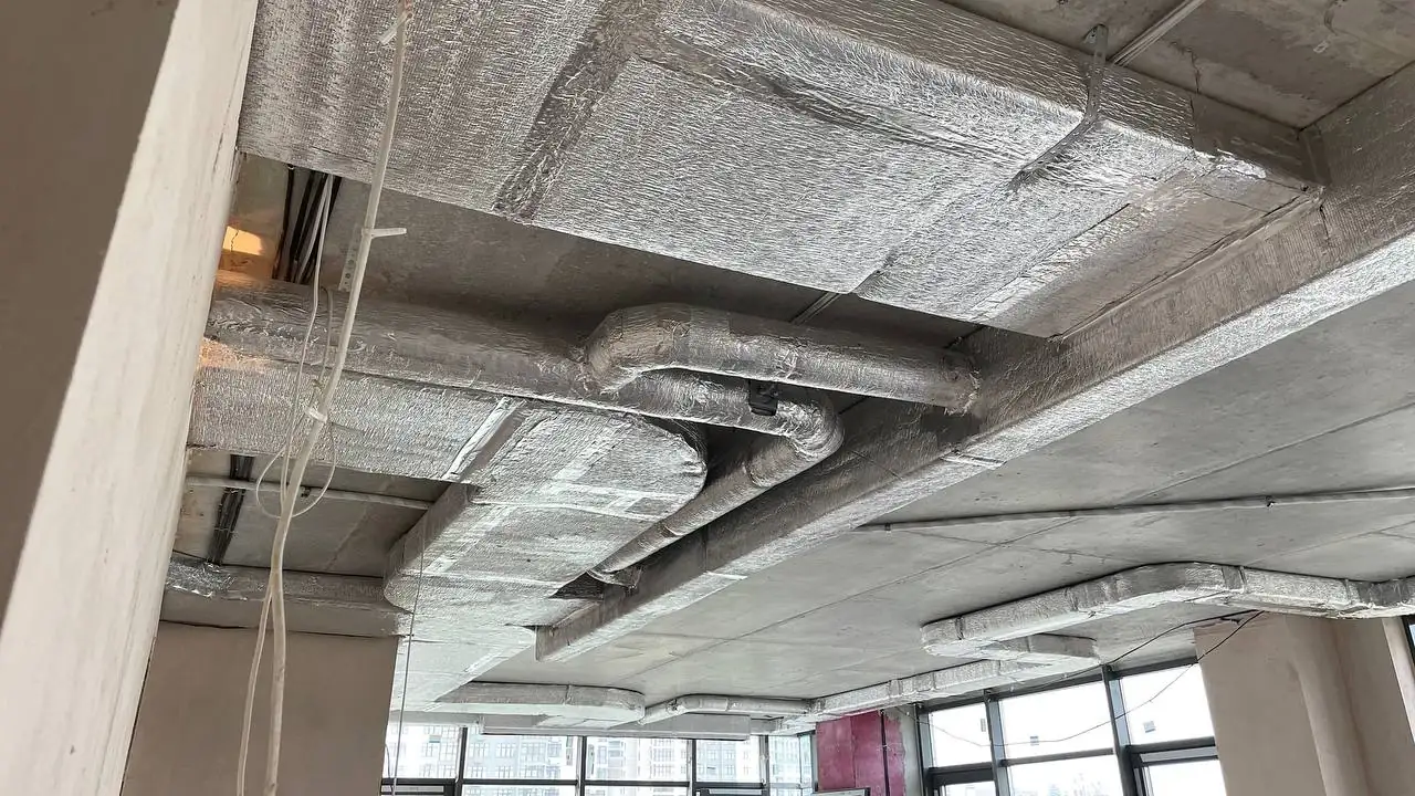 Rough-in installation of insulated Ventall air ducts for linear diffusers in an apartment at the Pecherski Lypky residential complex in Kyiv.