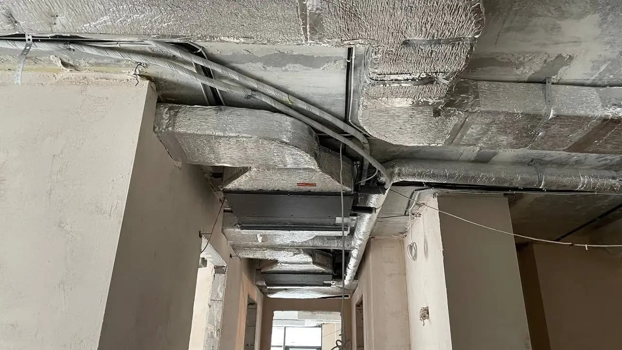 Installation of an indoor unit and insulated Ventall air ducts in an apartment at the Pecherski Lypky residential complex in Kyiv.