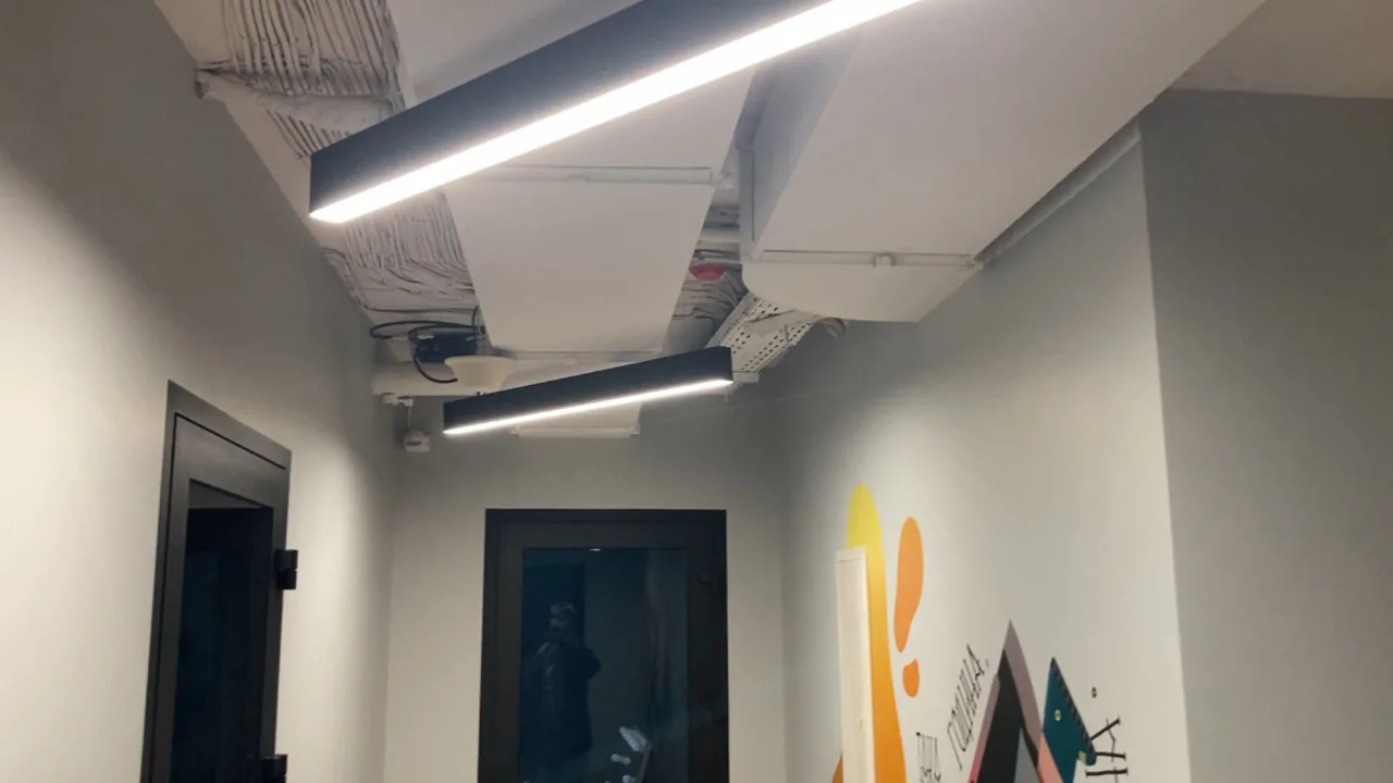 Магістральні повітропроводи та припливна вентиляція в офісі з відкритими інженерними комунікаціями.