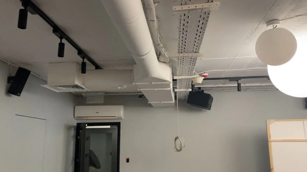 Проєктування вентиляції: магістральні прямокутні повітропроводи великого перерізу в офісному коридорі.