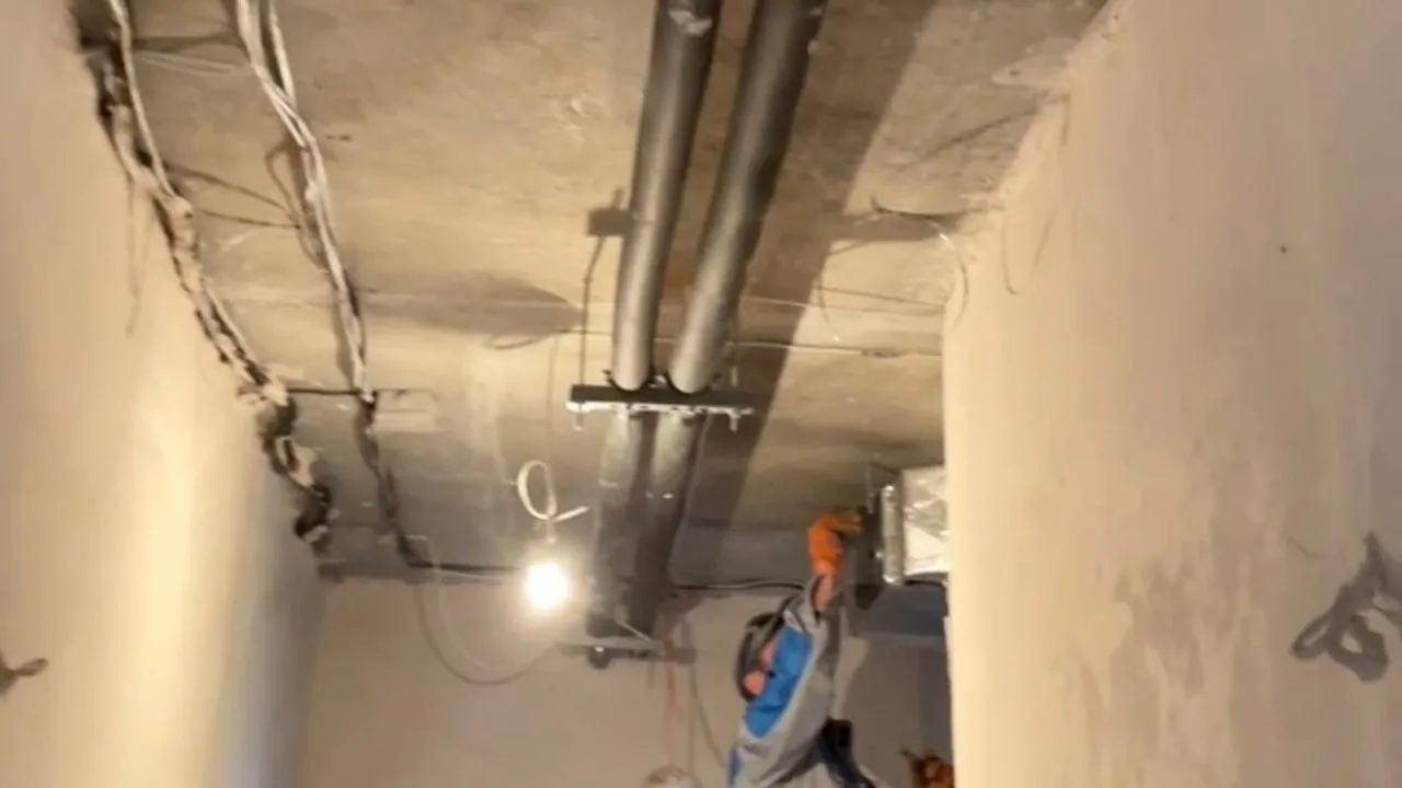 Routing engineering services under the ceiling: insulated mains and installation of a ventilation assembly.