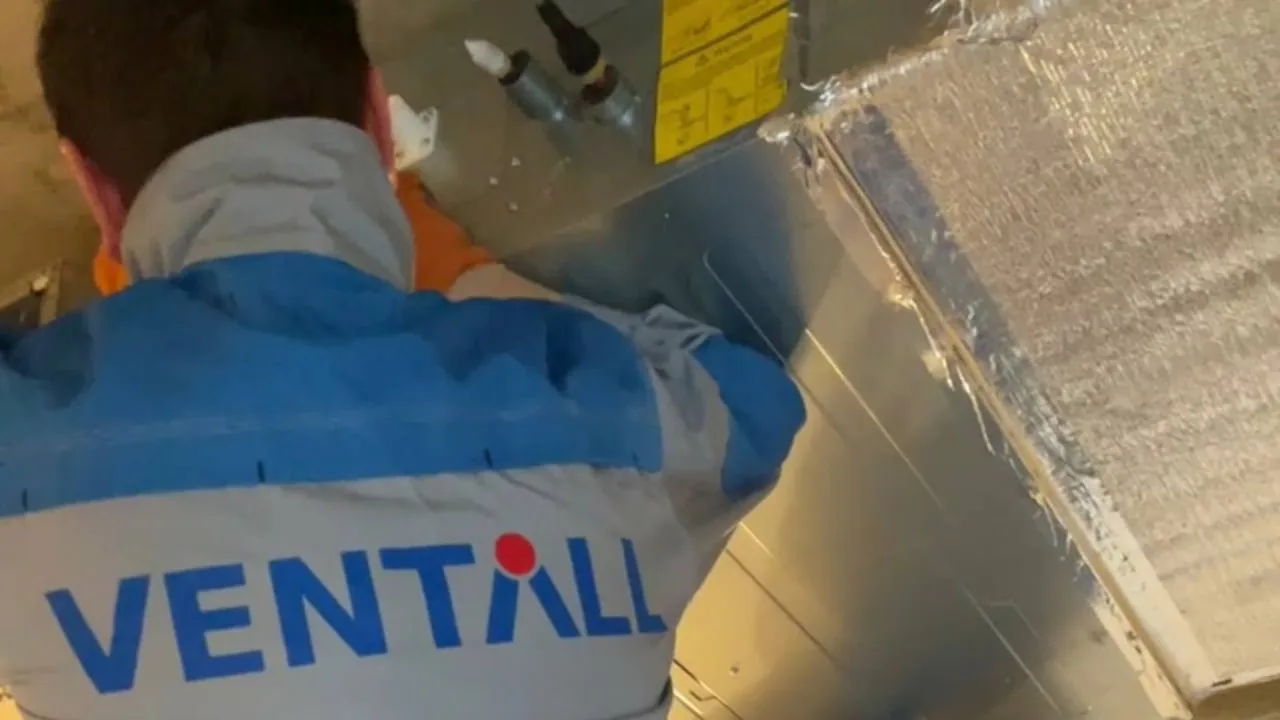 Final connection of the ventilation unit and insulated duct in an apartment in Kyiv.