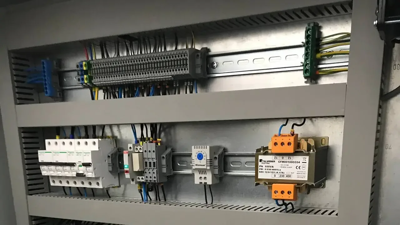 Секційна припливно-витяжна установка VTS з підключеними повітропроводами в ізоляції.