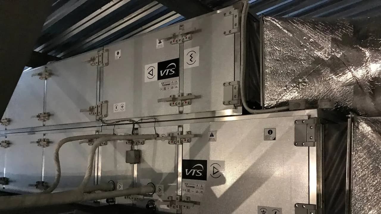 Внутрішнє наповнення щита керування вентиляцією з автоматичними вимикачами та трансформатором.