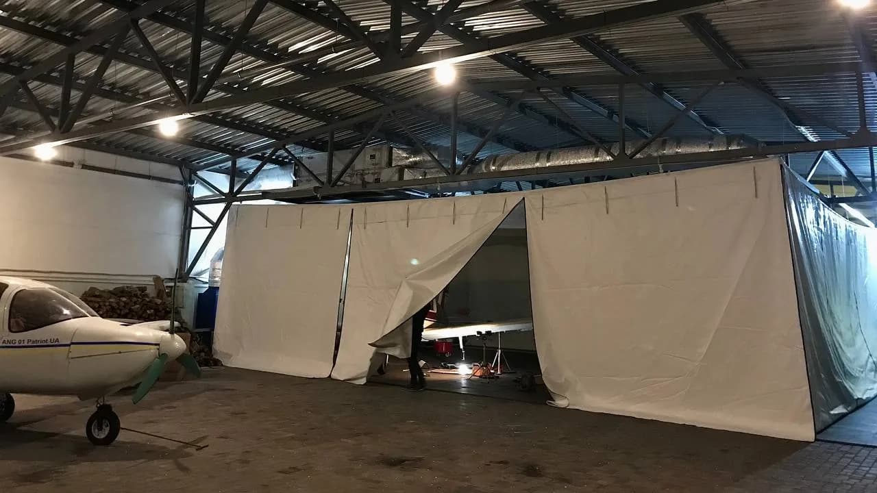 Частотні перетворювачі LS iC5 у щиті керування для регулювання швидкості вентиляторів.