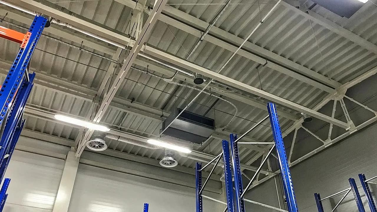 Трійникове розгалуження ізольованих повітроводів з виводом на дифузори під профільованим настилом покрівлі.