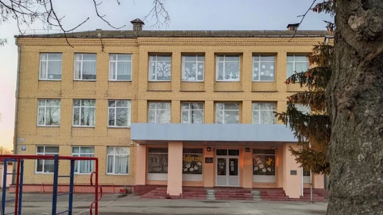 Rectangular galvanized-steel main duct with a ventilation grille in the school shelter in Kniazhychi.