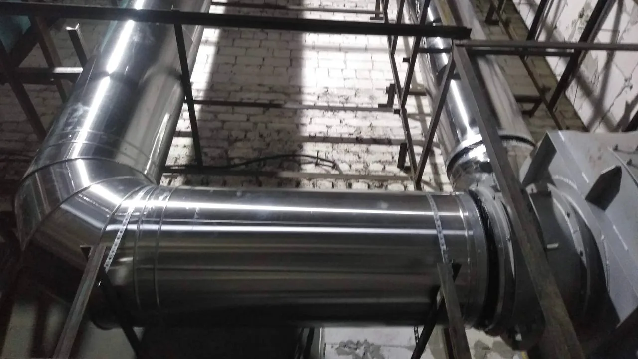 Магістральний повітропровід промислової витяжної вентиляції з підключенням до радіального вентилятора.