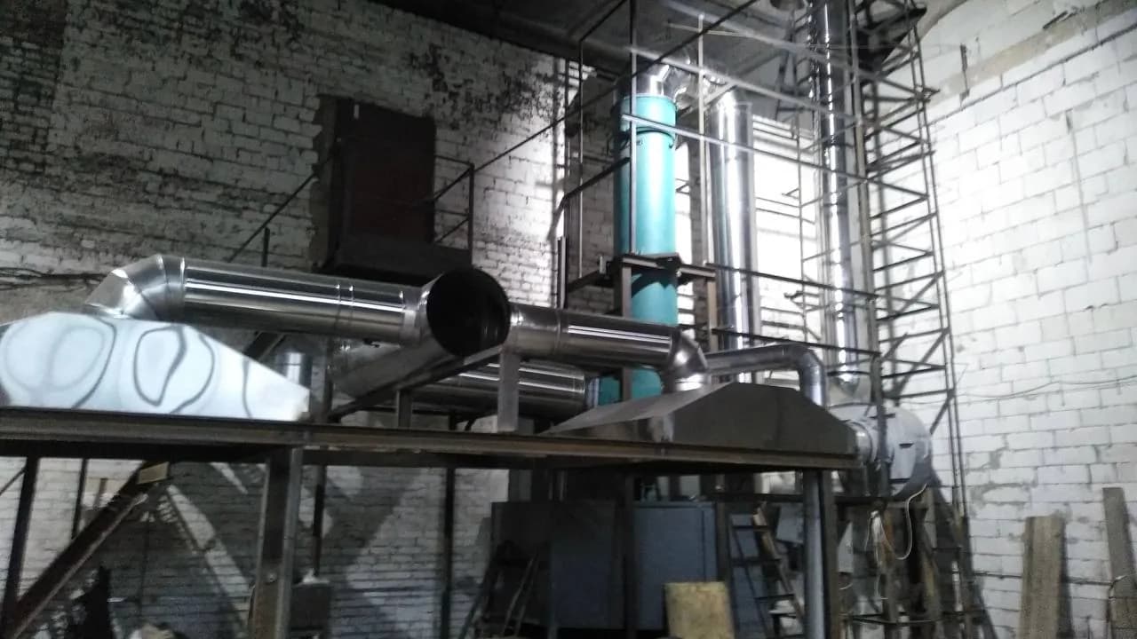 Система промислової витяжної вентиляції з великими зонтами та циклонним фільтром на заводі «Югомет».