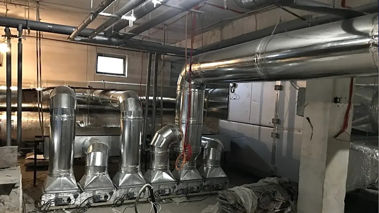 Промислова припливно-витяжна установка з рекуперацією повітря та вузлами підключення повітропроводів.