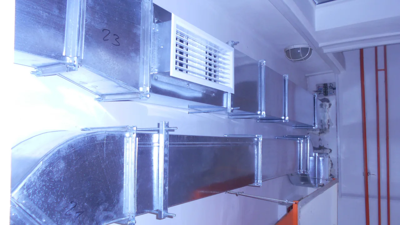 Монтаж двох рівнів прямокутних повітропроводів із встановленою дворядною регульованою решіткою.