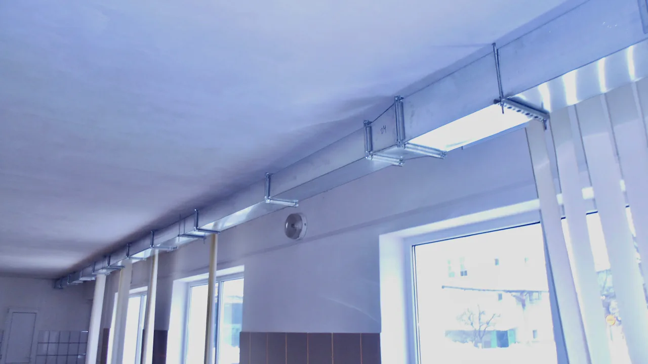 Монтаж прямокутного сталевого повітропроводу припливної системи вентиляції в обідній залі.