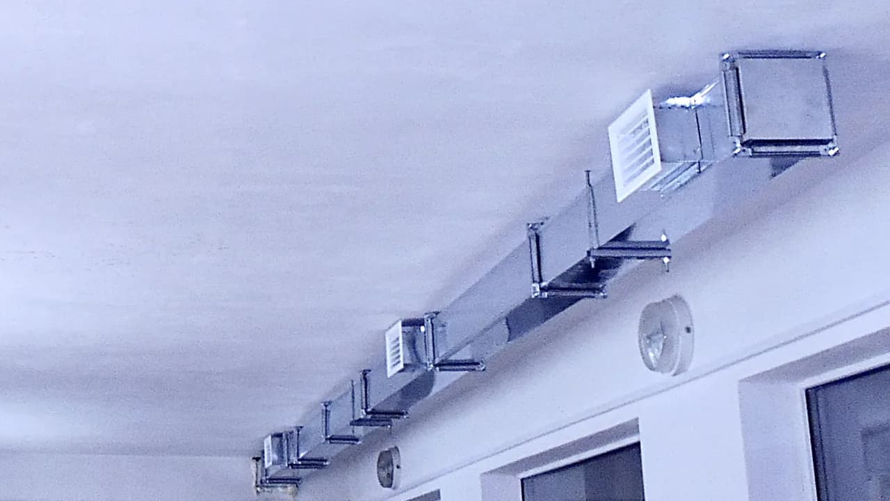 Подаючий повітропровід із двома однорядними решітками після монтажу та балансування.