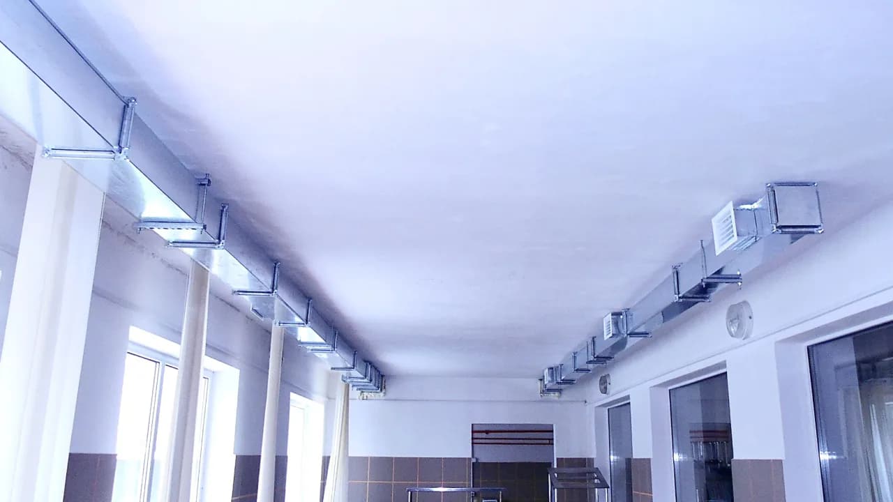 Фрагмент магістрального каналу з решітками Prana та вузлами кріплення під стелею їдальні.