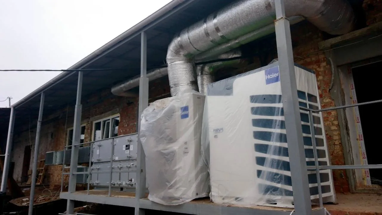 Монтаж компактної припливно-витяжної установки та ізольованих повітропроводів під стелею.