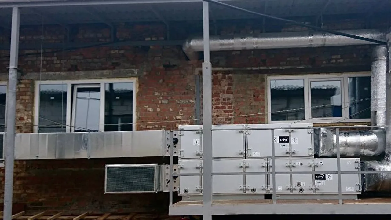 Прихований монтаж припливно-витяжної установки та ізольованих повітропроводів під стелею.