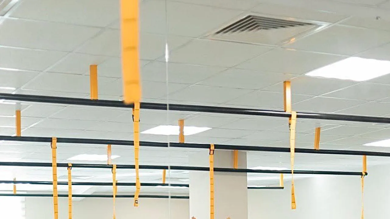 Прихований монтаж вентиляційної установки та ізольованих повітропроводів під бетонним перекриттям.