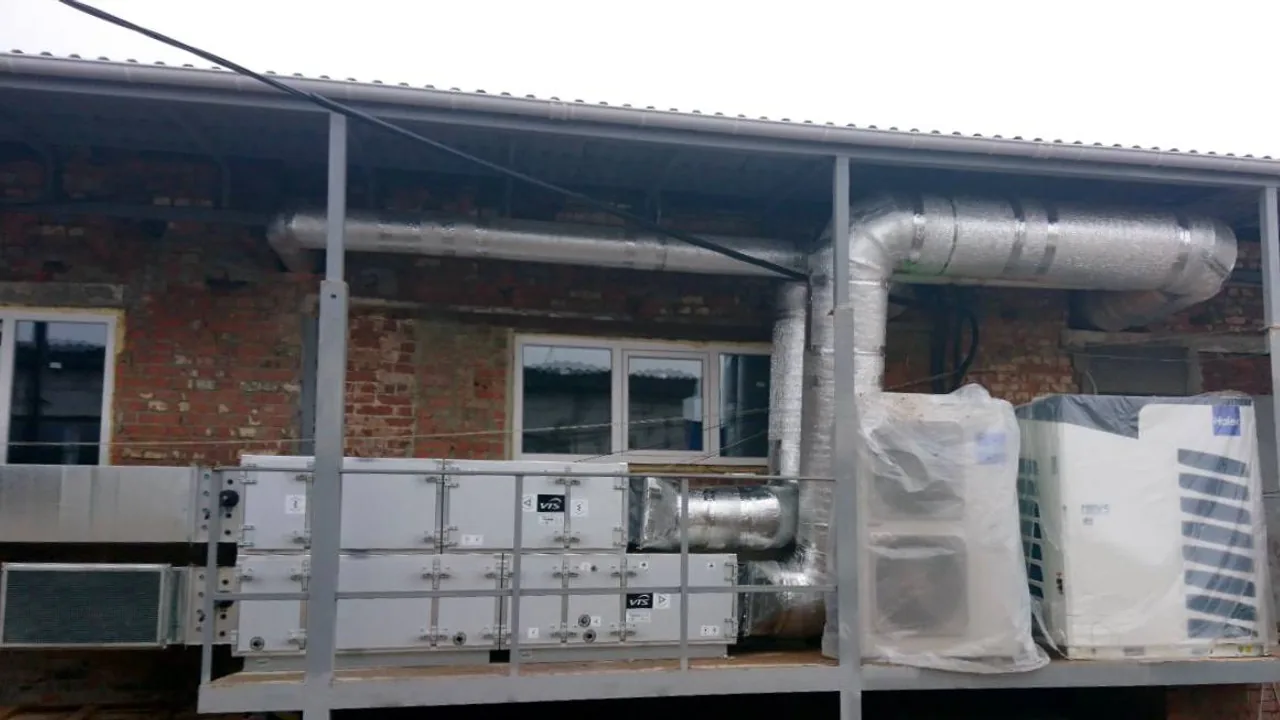 Фасад реабілітаційного центру, де виконано монтаж систем вентиляції та кондиціонування.