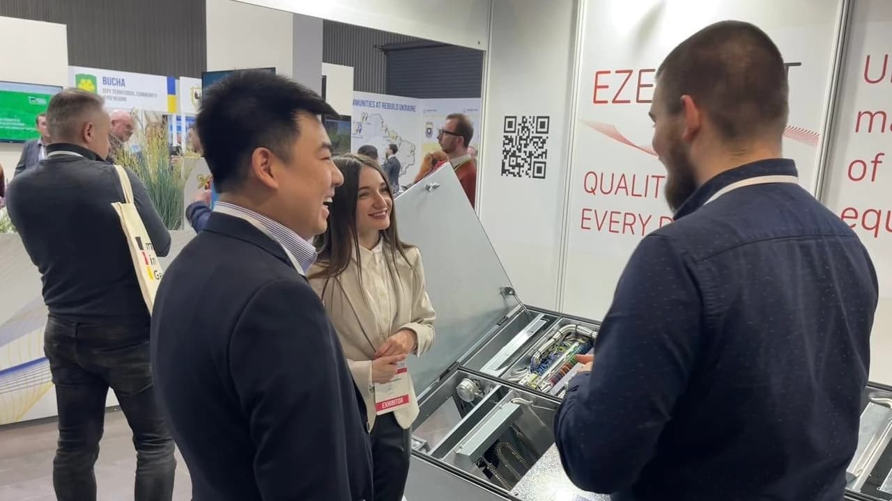 Фахівці обговорюють технічне рішення VENTALL біля демонстраційного стенду на етапі концепції.